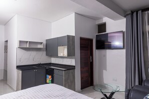 Room, 1 King Bed | Individually furnished, laptop workspace, free WiFi, bed sheets - Samukele guest house (Harare)