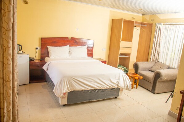 Individually furnished, laptop workspace, free WiFi, bed sheets - Samukele guest house (Harare)