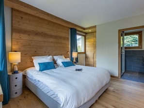 Room - Ski-In/Ski-Out! Beautiful 2-Bedroom Apartment with WiFi, Val-d'Isère (Val-d'Isère)