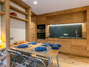 Dining - Ski-In/Ski-Out! Beautiful 2-Bedroom Apartment with WiFi, Val-d'Isère (Val-d'Isère)