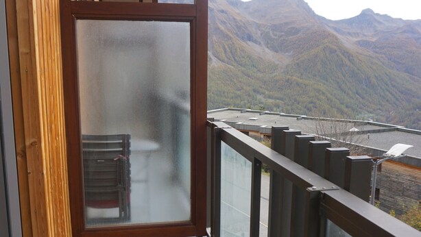 Ein Balkon mit Bergblick.