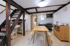 Apartment, 2 Schlafzimmer | Essbereich im Zimmer