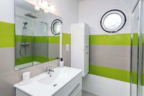 Dusche, Haartrockner, Handtücher
