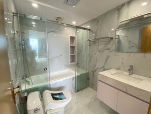 Shower, hair dryer, bidet, towels