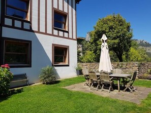 Outdoor dining - Quiet house in Otañes, near beaches, hiking, WIFI, free parking (Otañes)