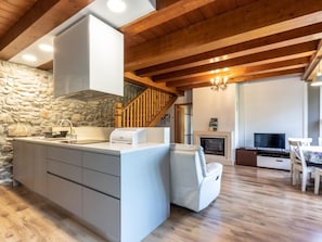 Interior - Quiet house in Otañes, near beaches, hiking, WIFI, free parking (Otañes)
