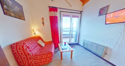 Mezzanine studio in Les Saisies, garage, sleeps 4