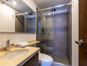 Douche, sèche-cheveux, serviettes fournies