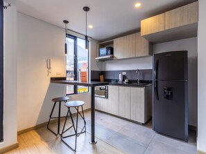 Kühlschrank, Mikrowelle, Ofen, Herdplatte