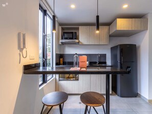 Køleskab, mikrobølgeovn, ovn, kogeplade