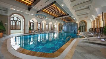 من حمّامات السباحة المغطاة