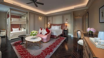 ألحفة محشوة بالريش وميني بار وخزنة داخل الغرفة ومكتب