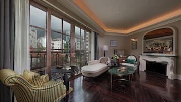 Deluxe Studio Suite, Bathtub, City View | Mountain view