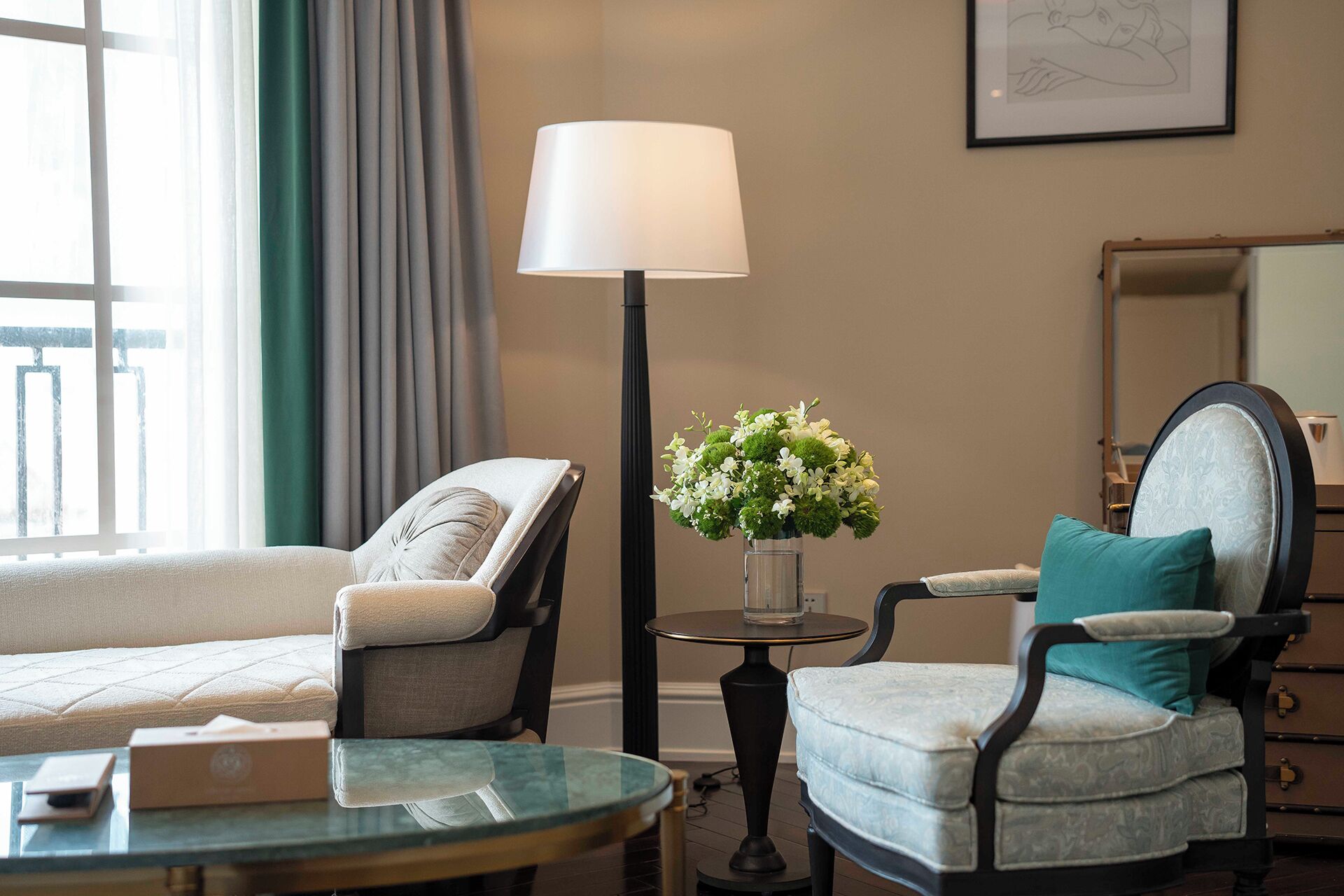 Suite Studio Deluxe, baignoire, vue ville | Coin séjour | Télévision LCD de 50 pouces avec chaînes par câble