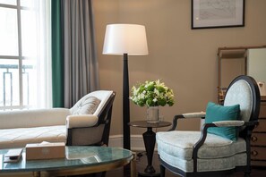 Studiosuite – deluxe, badekar, byutsikt | Oppholdsområde | En 50-tommers LCD-TV med kabel-kanaler