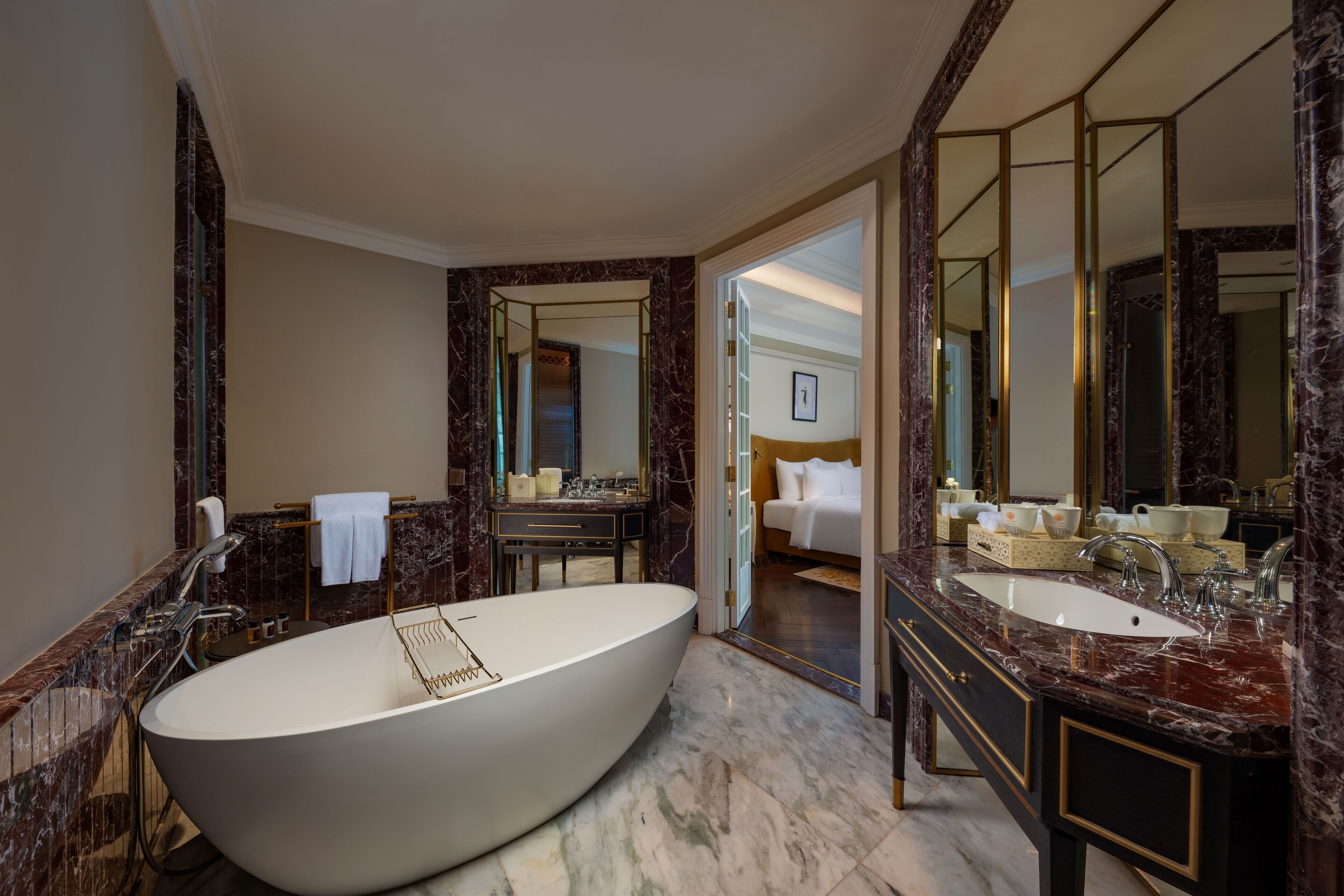 Premier Studio Suite, Bathtub, Mountain View | Bathroom | Separate tub and shower, hydromassage showerhead, free toiletries