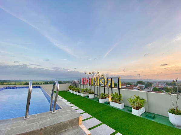 Una piscina al aire libre