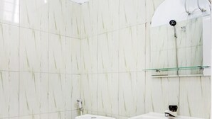 Une salle de bain avec des toilettes, un lavabo et un miroir.