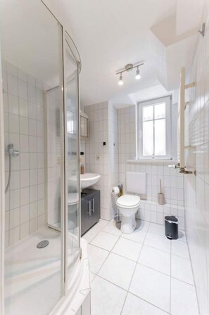 Dusche, Haartrockner, Handtücher, Seife