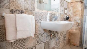 Secador de cabelo, toalhas de banho