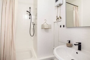 Chuveiro, secador de cabelo, toalhas de banho, sabonete