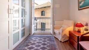 A narrow hallway leading to a balcony with a view of a building with a tiled roof. - Bright apartment in Mundaka, perfect for couples and families, near the beach (Mundaca)
