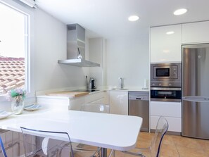 Kühlschrank, Mikrowelle, Ofen, Geschirrspüler