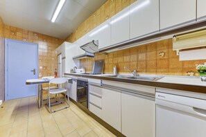 Kylskåp, mikrovågsugn, ugn och diskmaskin