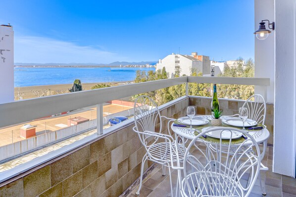 تناول الطعام بالخارج