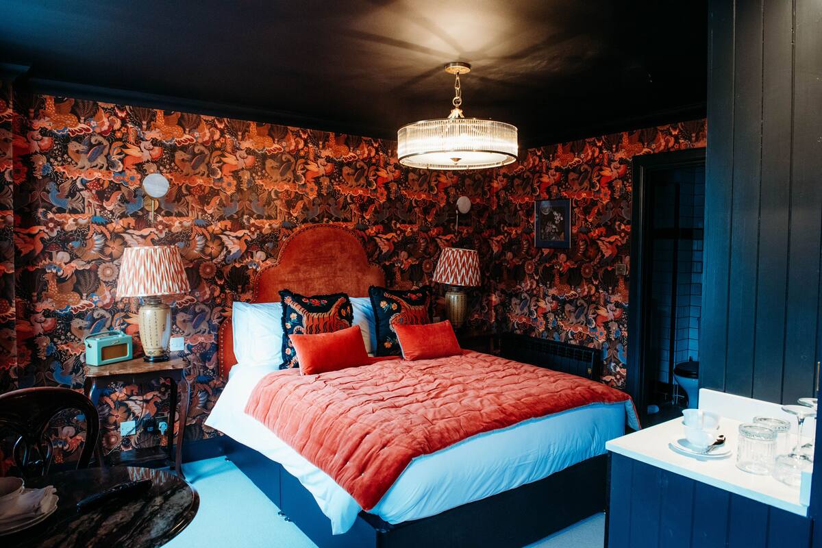 Luxury Room | Minibar (free items), laptop workspace, blackout drapes, WiFi (free)