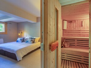 5 bedrooms, free WiFi, bed sheets