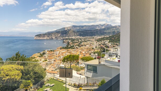 A coastal cityscape with a view of the sea and mountains. - Villa Sacco - Sorrento Coast (Priora)