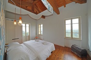 5 soverom, safe på rommet, strykejern/-brett og wi-fi (inkludert)