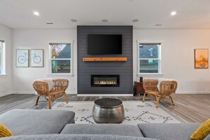 Télévision, cheminée