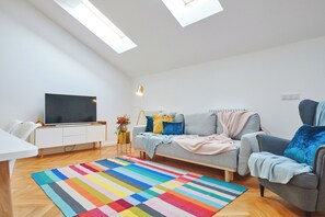 Työpöytä, pimennysverhot, äänieristys, silitysrauta/-lauta