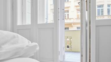 Appartement, balkon | Een bureau, verduisterende gordijnen, geluiddichte muren