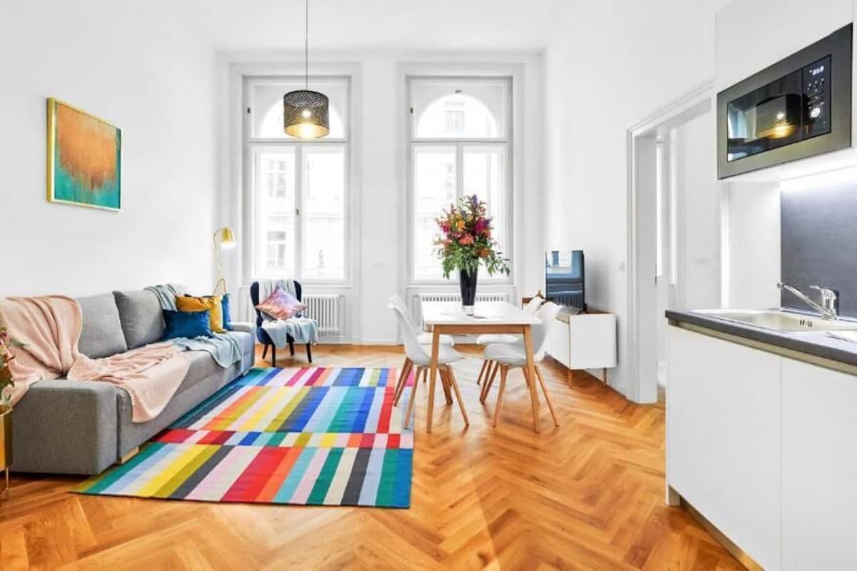 Un appartement moderne comprenant un salon, un coin repas et une cuisine.