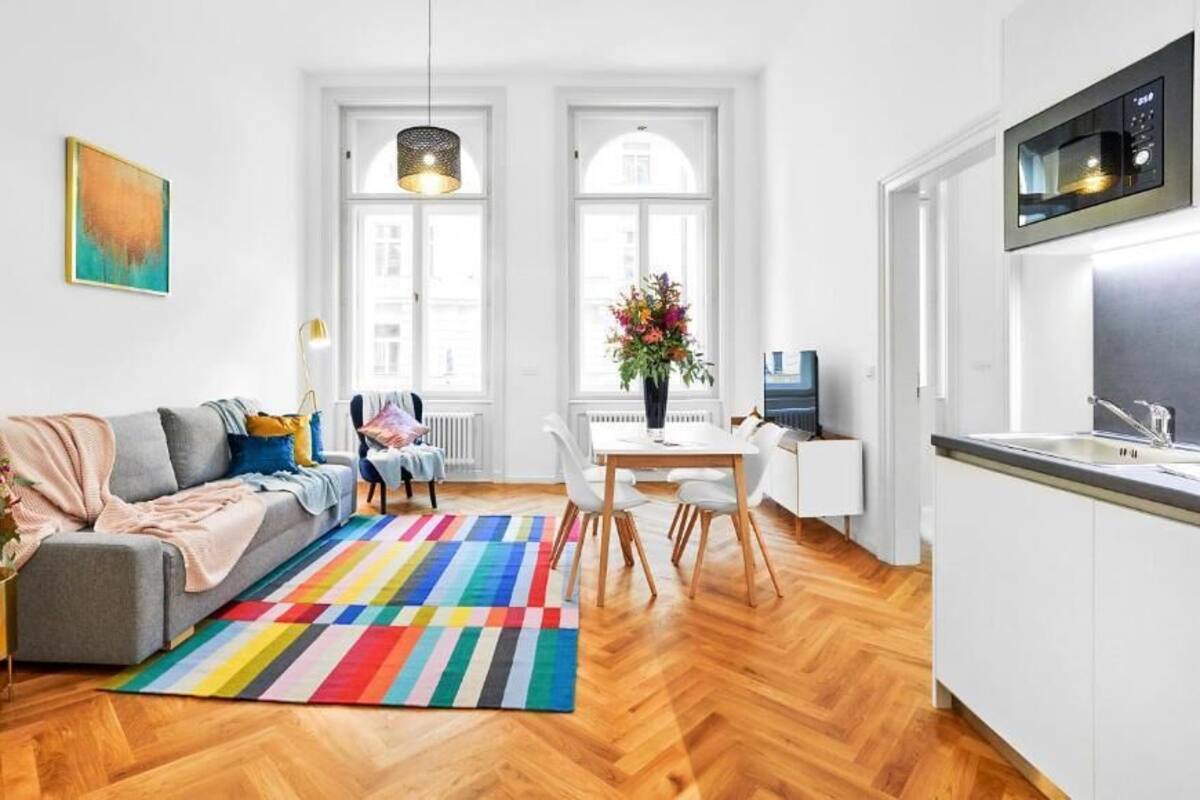 Escritorio, cortinas blackout y sistema de insonorización