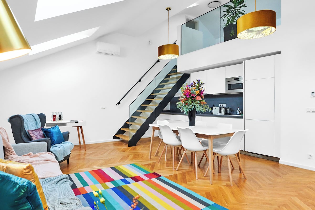 Un appartement moderne comprenant un espace de vie, un coin repas et une cuisine.