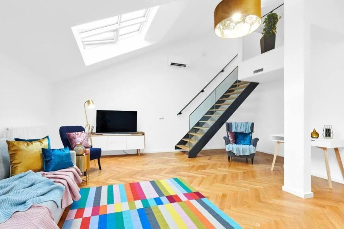 Escritorio, cortinas blackout y sistema de insonorización