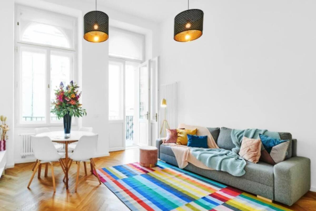 Escritorio, cortinas blackout y sistema de insonorización