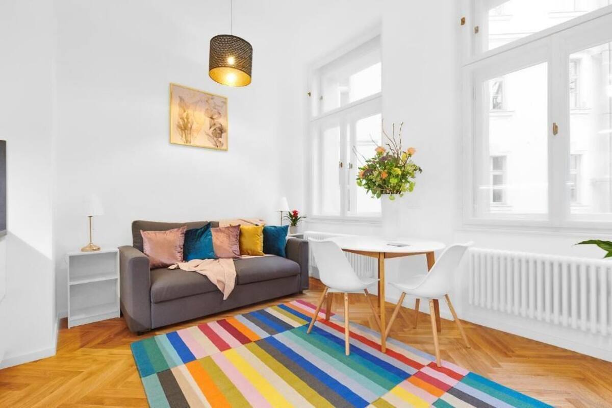 Escritorio, cortinas blackout y sistema de insonorización