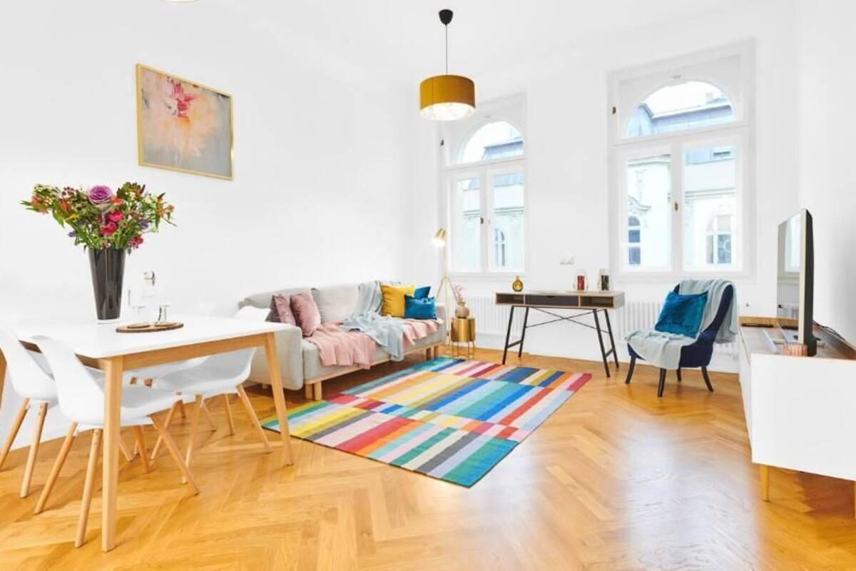 Escritorio, cortinas blackout y sistema de insonorización