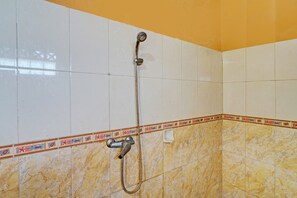 Shower, towels, soap - Hotel O P3 Guest House (Cileunyi)