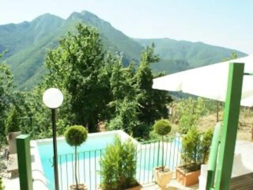 Beautiful, modern house with pool and amazing views of the mountains