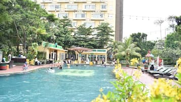 2 hồ bơi ngoài trời