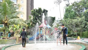 A circular water fountain with a playground in the background. -  LORIN SYARIAH HOTEL SENTUL (Bogor)