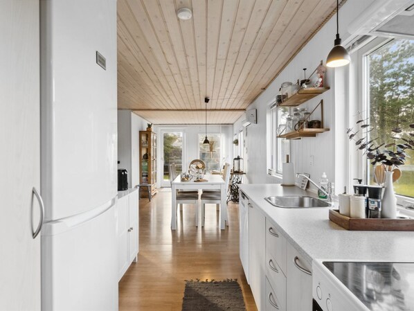 Kühlschrank, Mikrowelle, Geschirrspüler, Kochgeschirr/Geschirr/Besteck