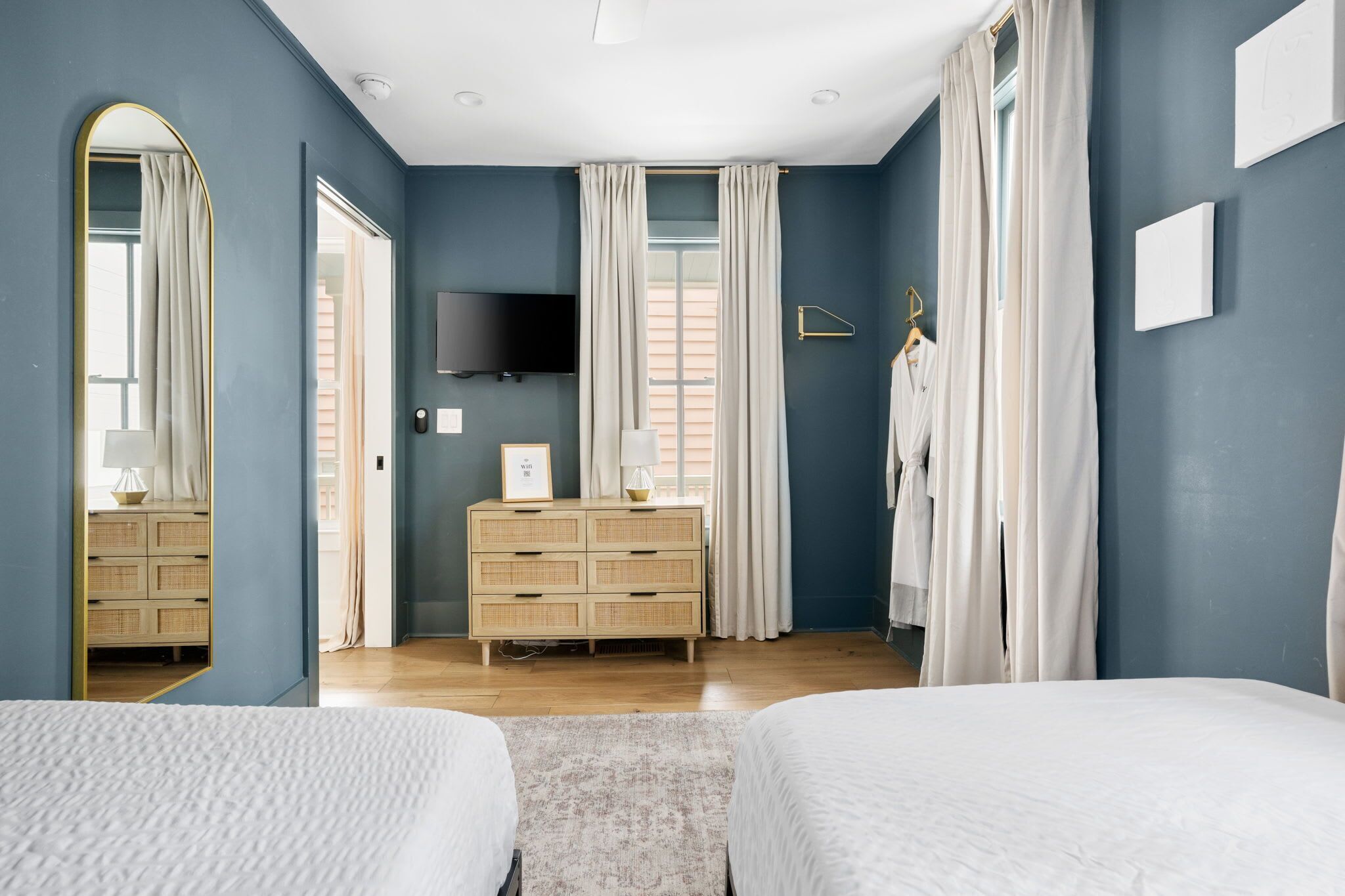 4 bedrooms, iron/ironing board, WiFi, bed sheets