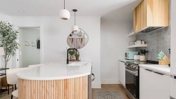 Refrigerador, microondas, horno y parrilla de estufa